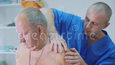 物理治疗师与一位年老病人进行治疗